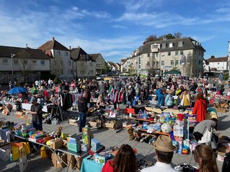 Blick über den vollen Flohmarkt Richtung Hauptstraße.