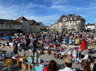 Blick über den vollen Flohmarkt Richtung Hauptstraße.