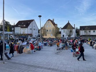 Foto vom Aufbau der Stände auf dem Rathausplatz am frühen Morgen.