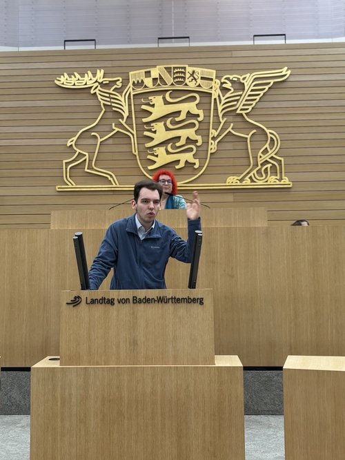 SR Janick Burk während er eine Rede in der fiktiven Debatte im Landtag hält