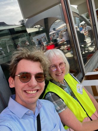 Selfie der Vorstandsmitglieder Janick Burk und Ingrid Aumaier-Sauereisen.