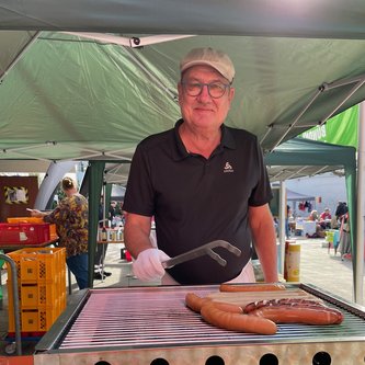 Foto von Burkhard Rübsamen am Grill.