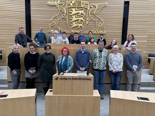 Alle Besucherinnen und Besuche mit Silke Gericke zusammen im Plenarsaal